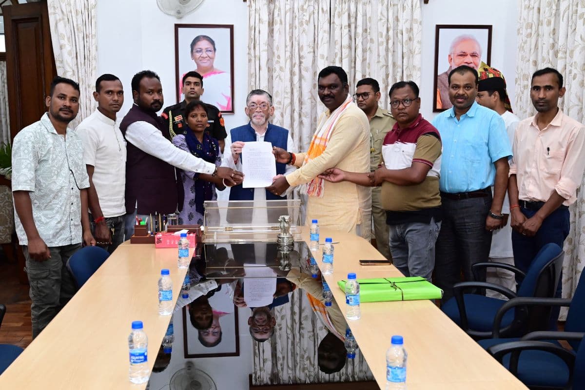 राज्यपाल संतोष कुमार गंगवार से मिले अमर कुमार बाउरी, रांची की महिला मुखिया को हटाये जाने की शिकायत