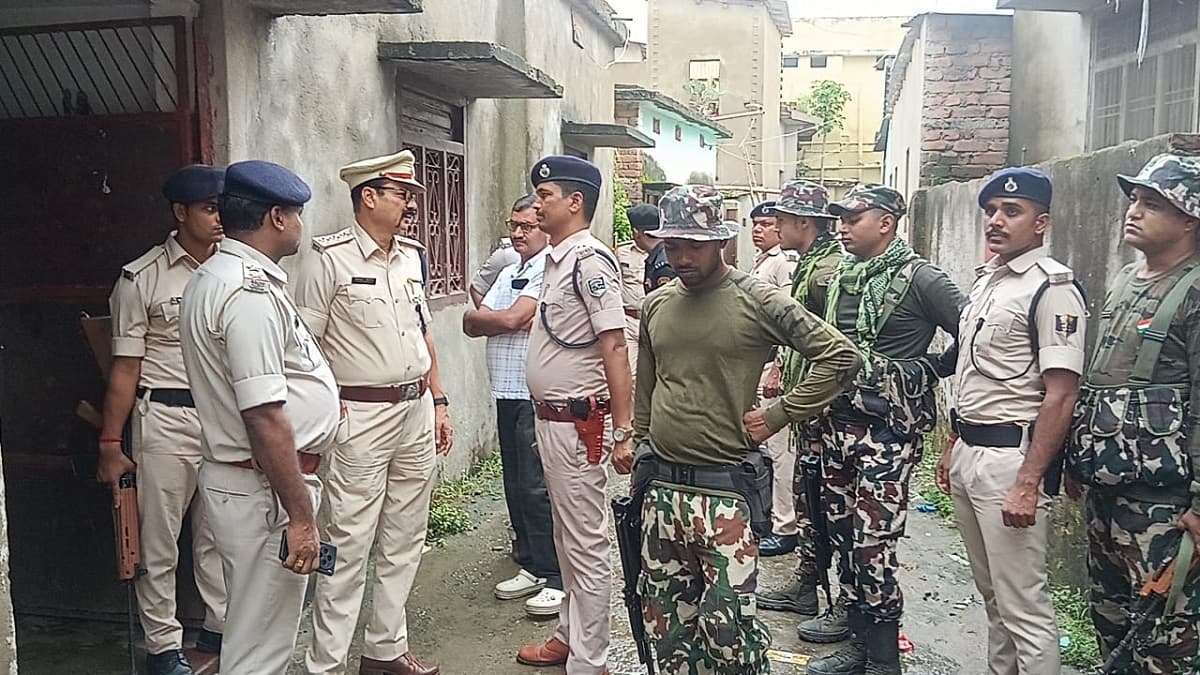 Purnia news : तनिष्क लूटकांड : बिट्टू सिंह के प्रभात कॉलोनी स्थित घर के पास लॉज में पुलिस व एसटीएफ ने की छापेमारी