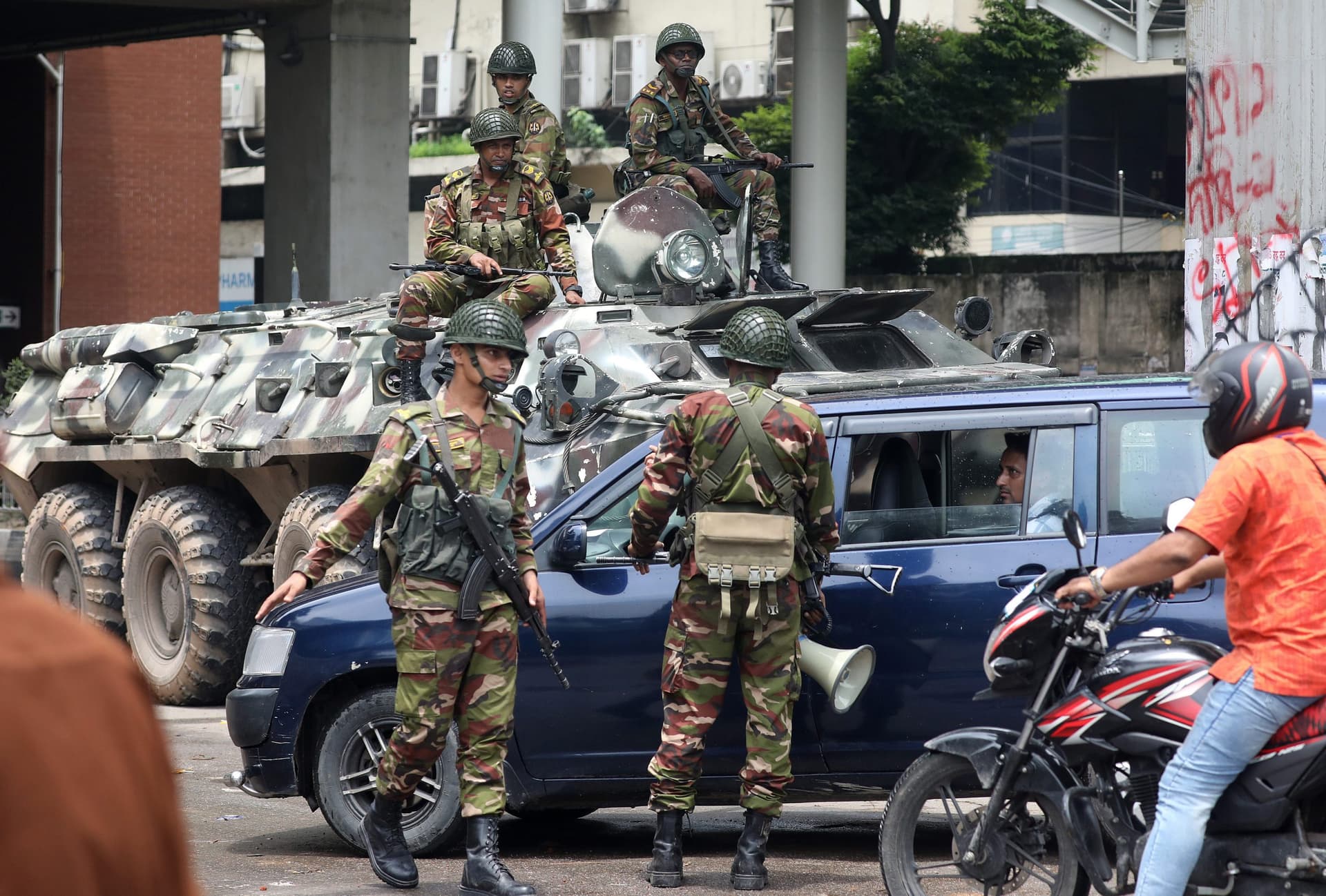 Bangladesh Coup: 49 साल बाद फिर तख्ता पलट, 1975 में हुई थी पिता और भाइयों की हत्या, जानें कब-कब सत्ता पर सैनिकों ने किया कब्जा