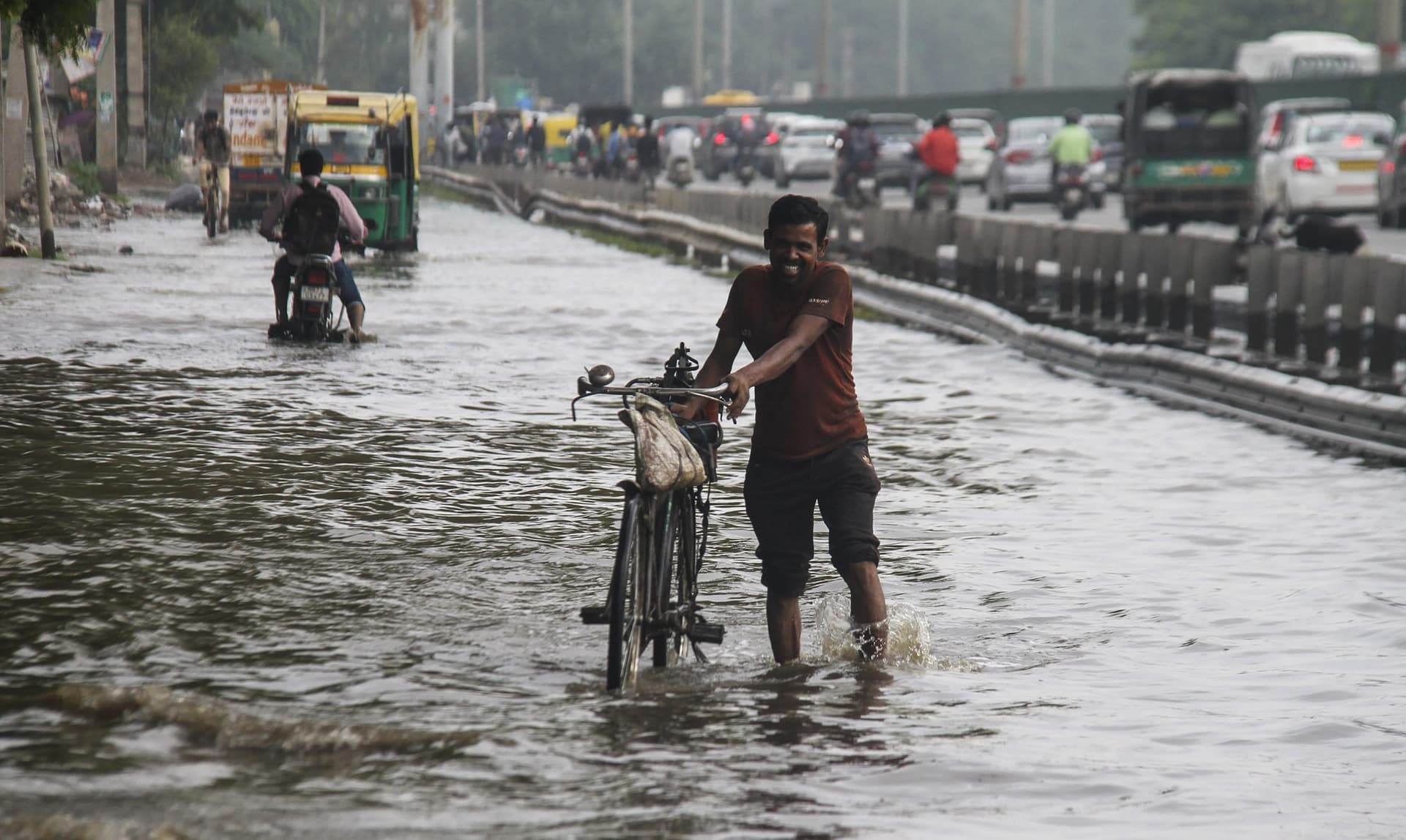 Delhi Weather: दिल्ली-NCR में भारी बारिश, 15 अगस्त तक होती रहेगी बरसात, IMD ने जारी किया येलो अलर्ट