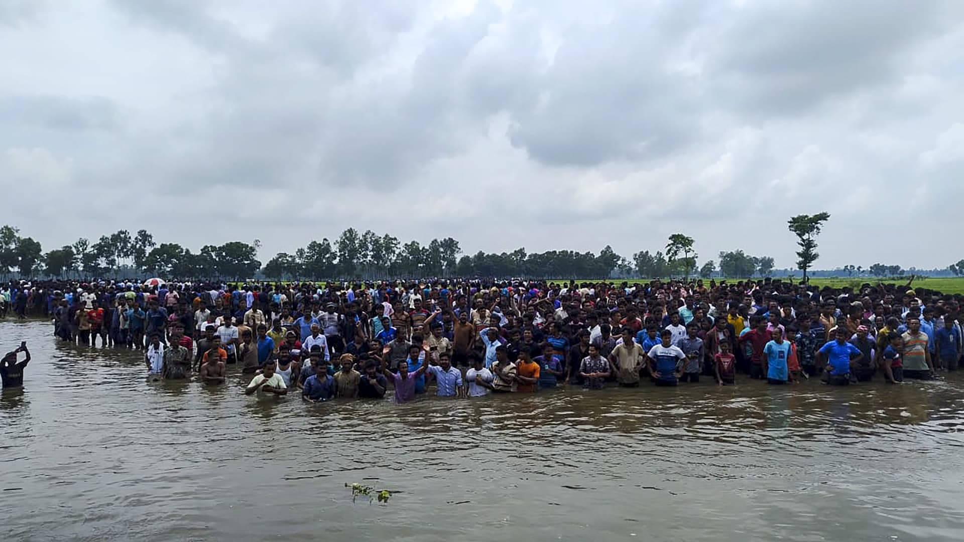 Bangladesh Violence: भारत बांग्लादेश सीमा पर जमा हुए हजारों हिन्दू, जानें जीरो प्वाइंट पर क्यों लगी है भीड़