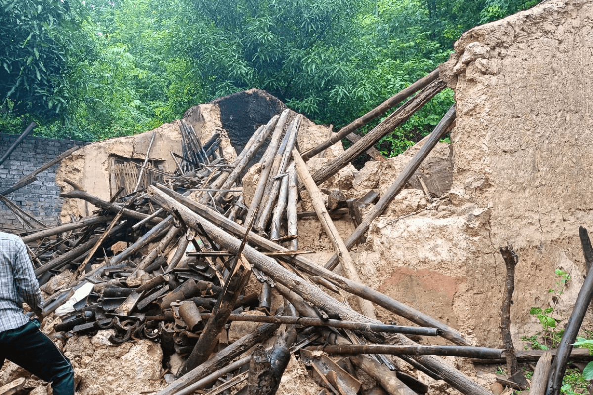 भारी बारिश से आफत, चांडिल में मिट्टी का घर गिरने से पति-पत्नी की दबने से हुई मौत