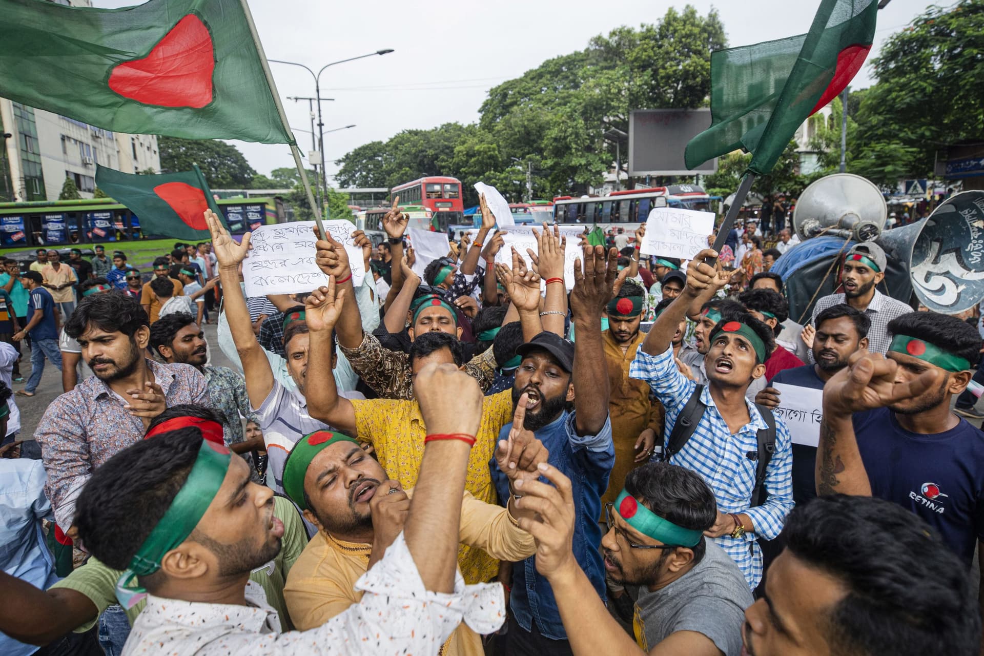 Bangladesh News: भारत का वीजा नहीं मिलने पर बांग्लादेश में भारतीय वीजा केंद्र के बाहर प्रदर्शन