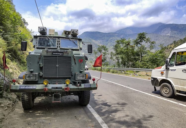 Udhampur Encounter: उधमपुर में सुरक्षाबलों और आतंकियों के बीच मुठभेड़, एक जवान शहीद