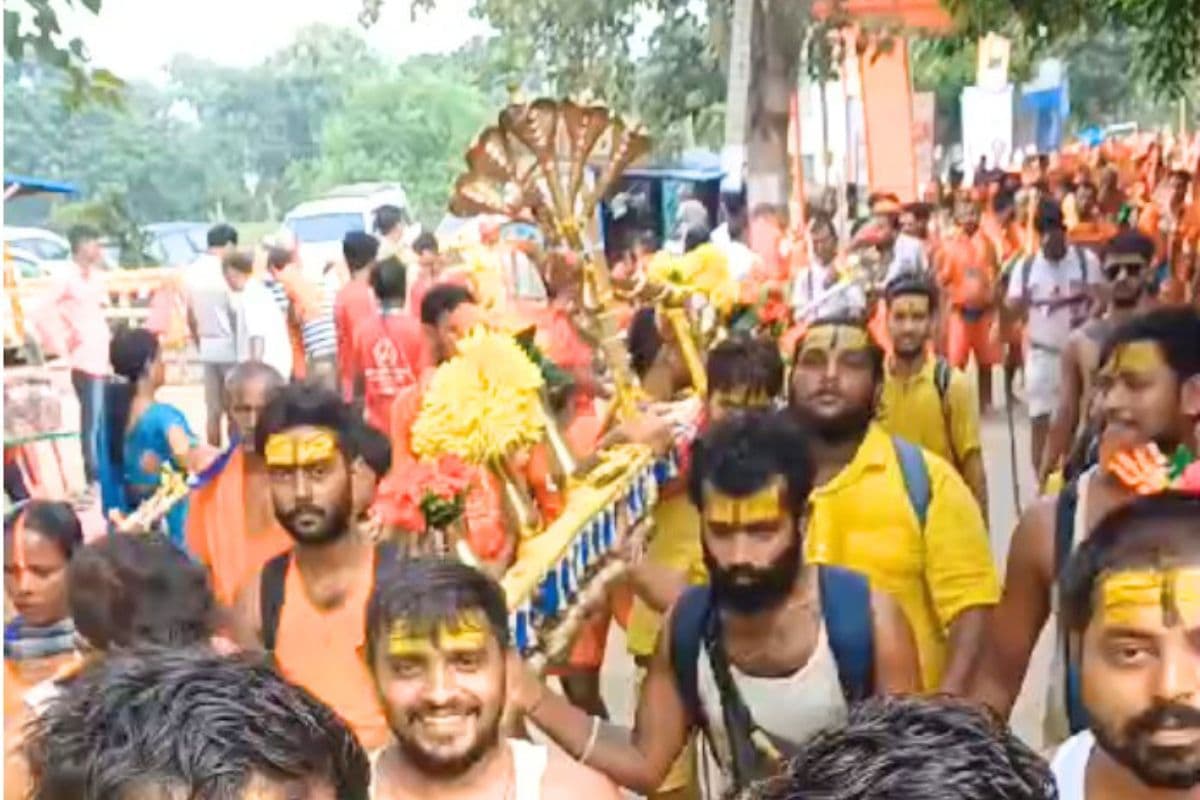 Shravani Mela: 150 किलो का कांवर लेकर बंगाल से बाबा नगरी पहुंचे शिवभक्त, देखें VIDEO