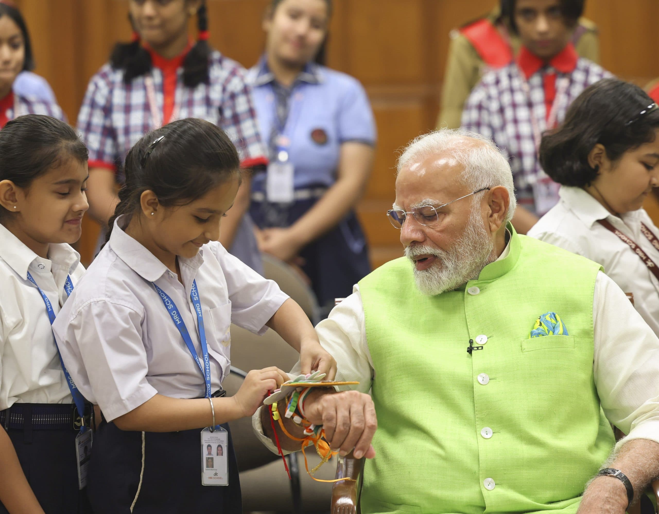 Raksha Bandhan : पीएम मोदी के हाथों में छात्राओं ने बांधी खास राखी, लिखा था शानदार संदेश