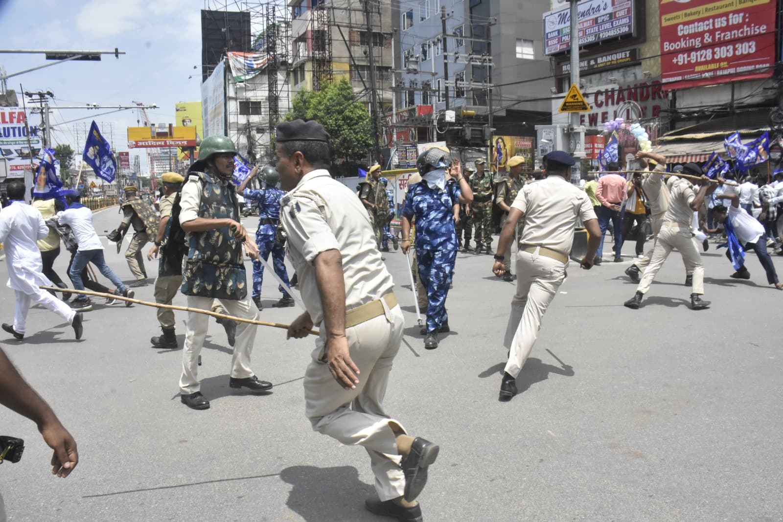 PHOTOS: पटना में भारत बंद समर्थकों पर लाठी और पानी की बौछार, देखिए बिहार के अन्य जिलों की भी तस्वीरें...