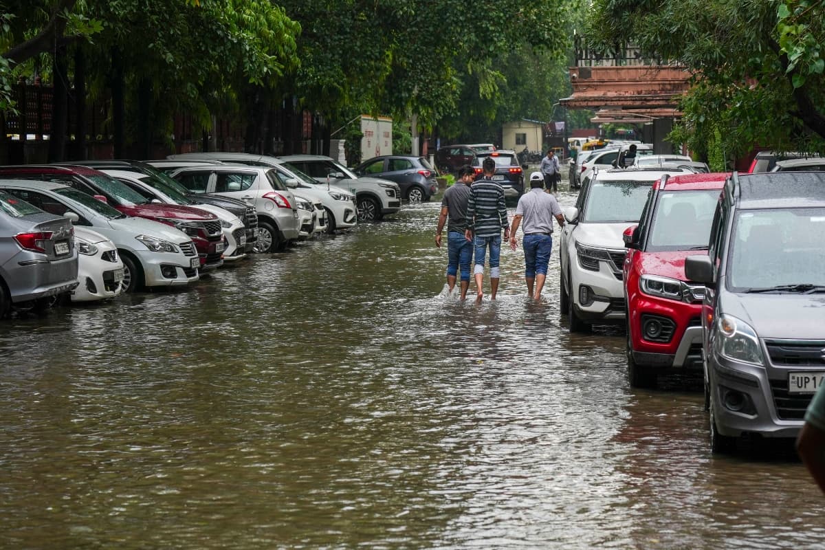Kal Ka Mausam: UP में कभी बारिश तो कभी धूप, 30 से ज्यादा जिलों में कल बारिश का अलर्ट
