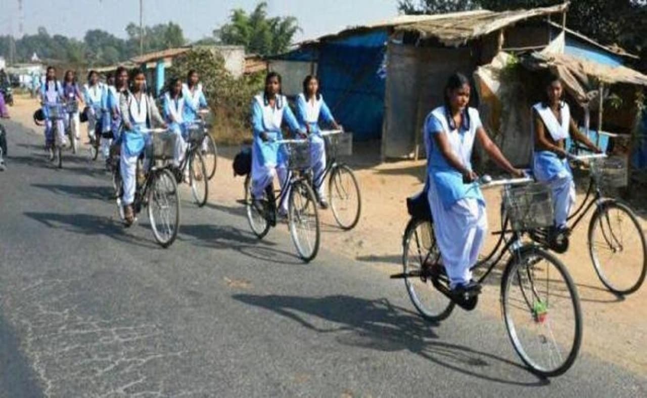 साइकिल चलानेवाली लड़कियों में बिहार अव्वल, नीतीश कुमार के विजन से हुई मौन क्रांति