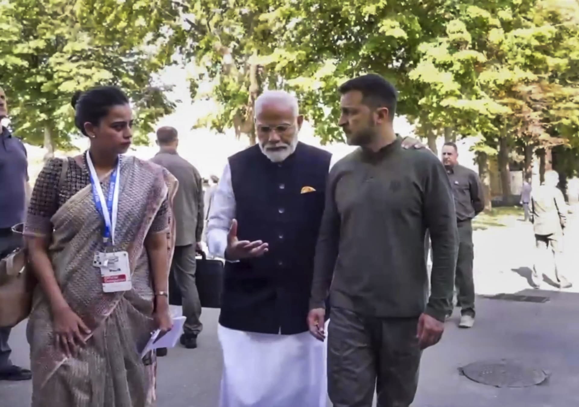 गले मिलकर स्वागत, जेलेंस्की के कंधे पर पीएम मोदी ने रखा हाथ, सामने आयी मुलाकात की तस्वीर