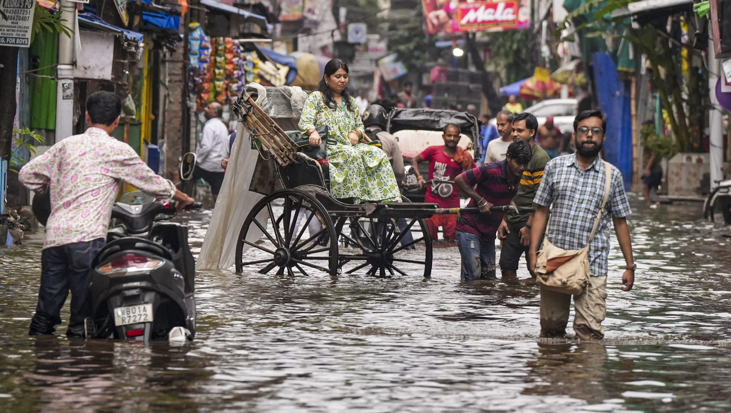 Bengal Weather Alert: कोलकाता सहित इन जिलों में होगी भारी बारिश, रेड अलर्ट जारी