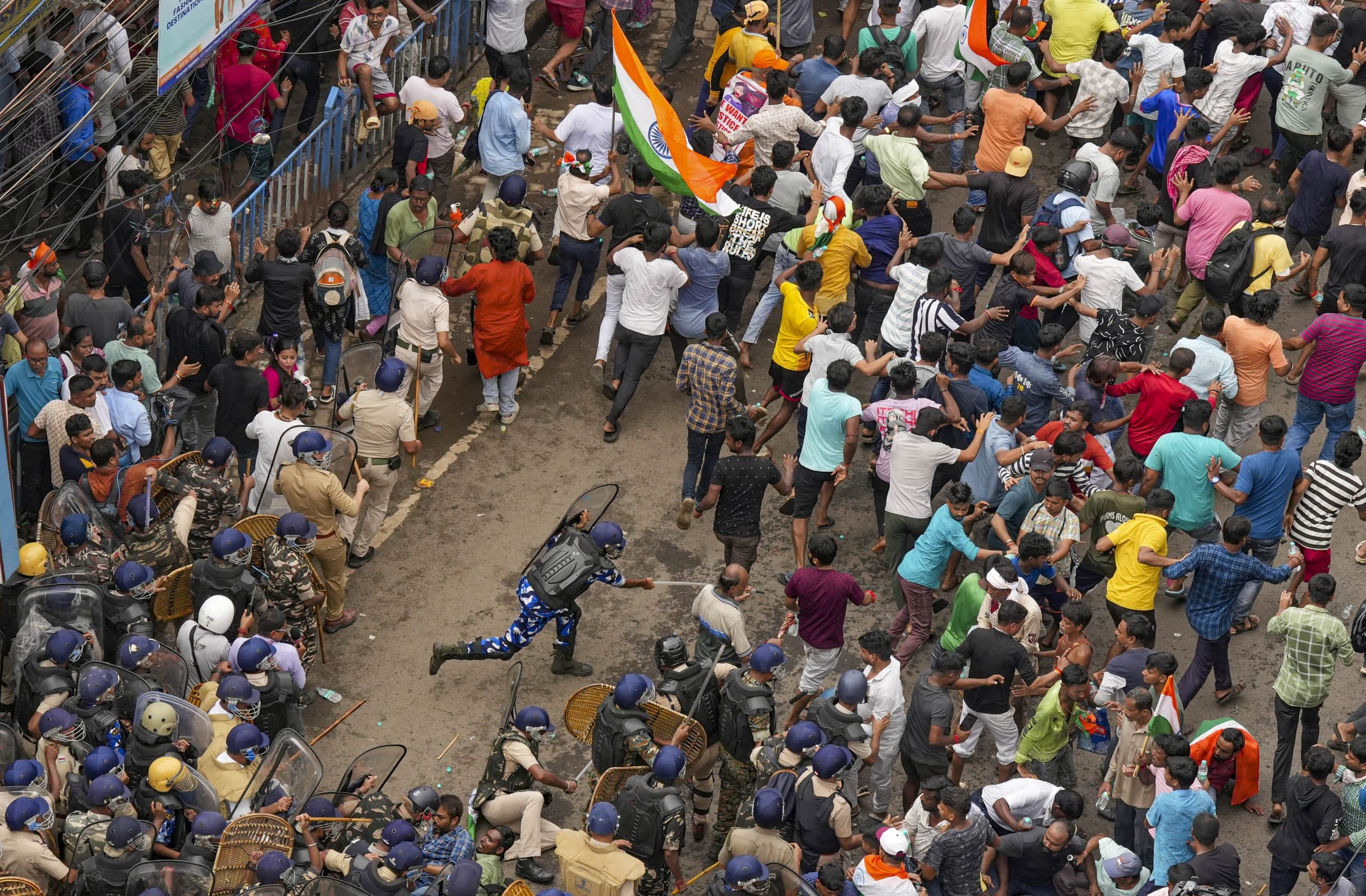 Nabanna Abhiyan में कोलकाता पुलिस ने प्रदर्शनकारियों पर लगाए गंभीर आरोप, 126 लोगों को किया गिरफ्तार