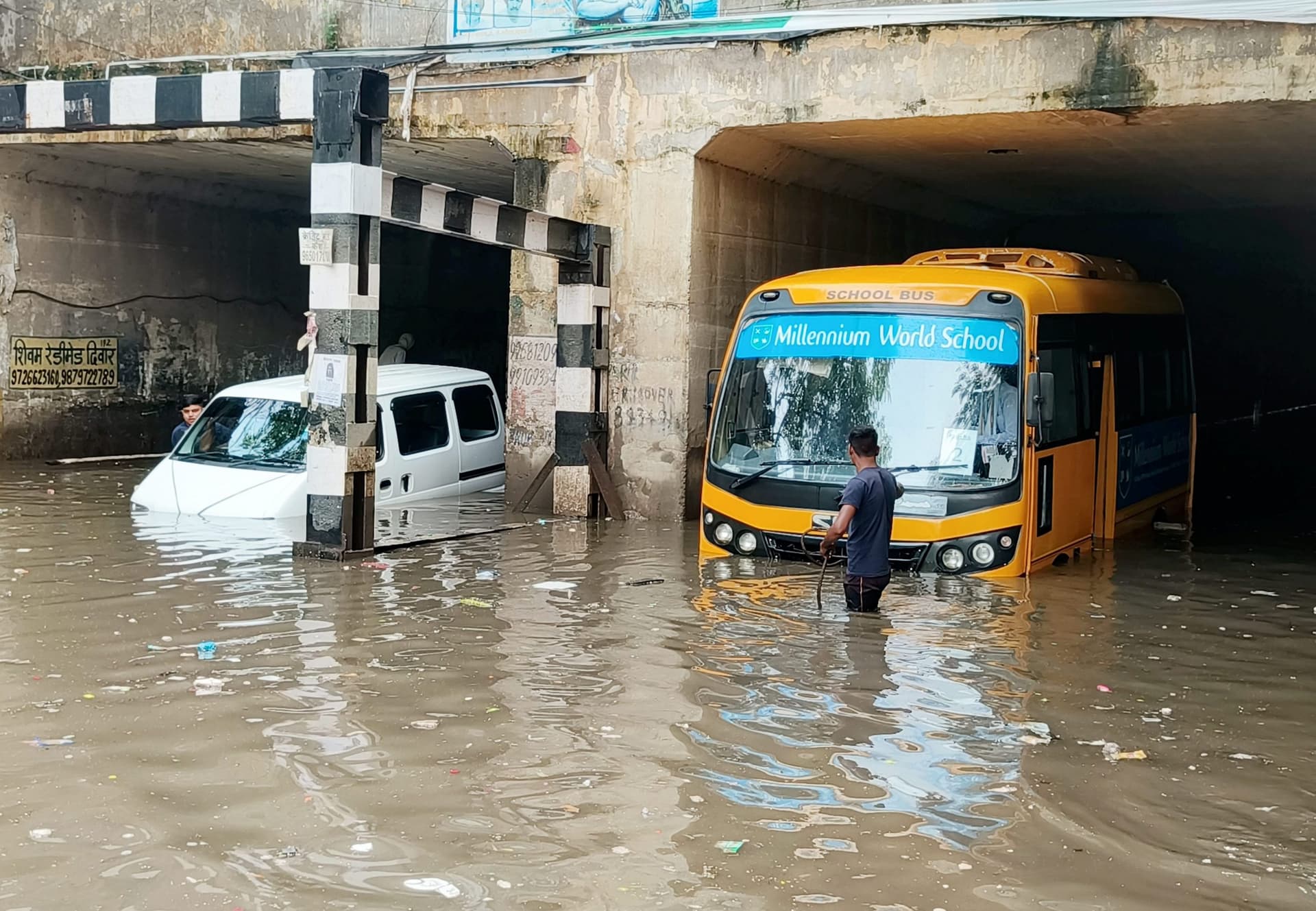 Weather Forecast: दिल्ली-NCR में भारी बारिश, पानी-पानी गुजरात, जानें देश भर में मौसम का हाल
