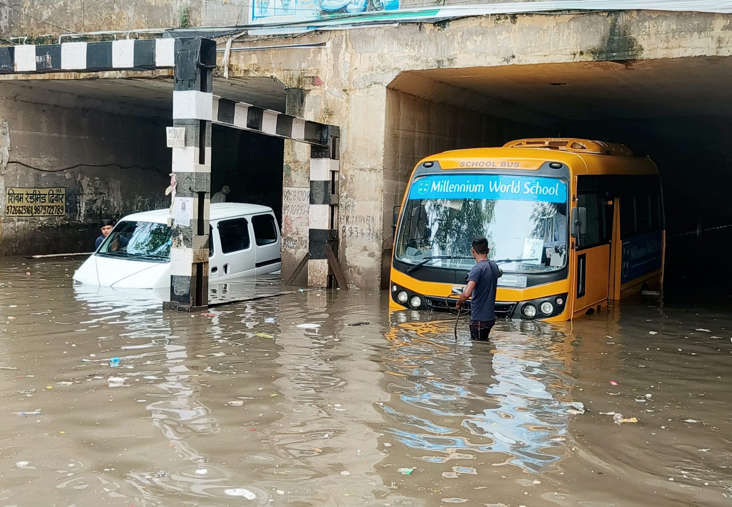 Weather Forecast: दिल्ली-NCR में भारी बारिश, पानी-पानी गुजरात, जानें देश भर में मौसम का हाल