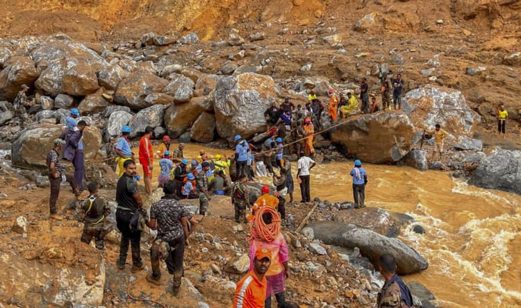 Wayanad Landslide: टनों मलबे के नीचे जगी जिंदगी की आस, रडार प्रणाली से सांस लेने का मिला संकेत