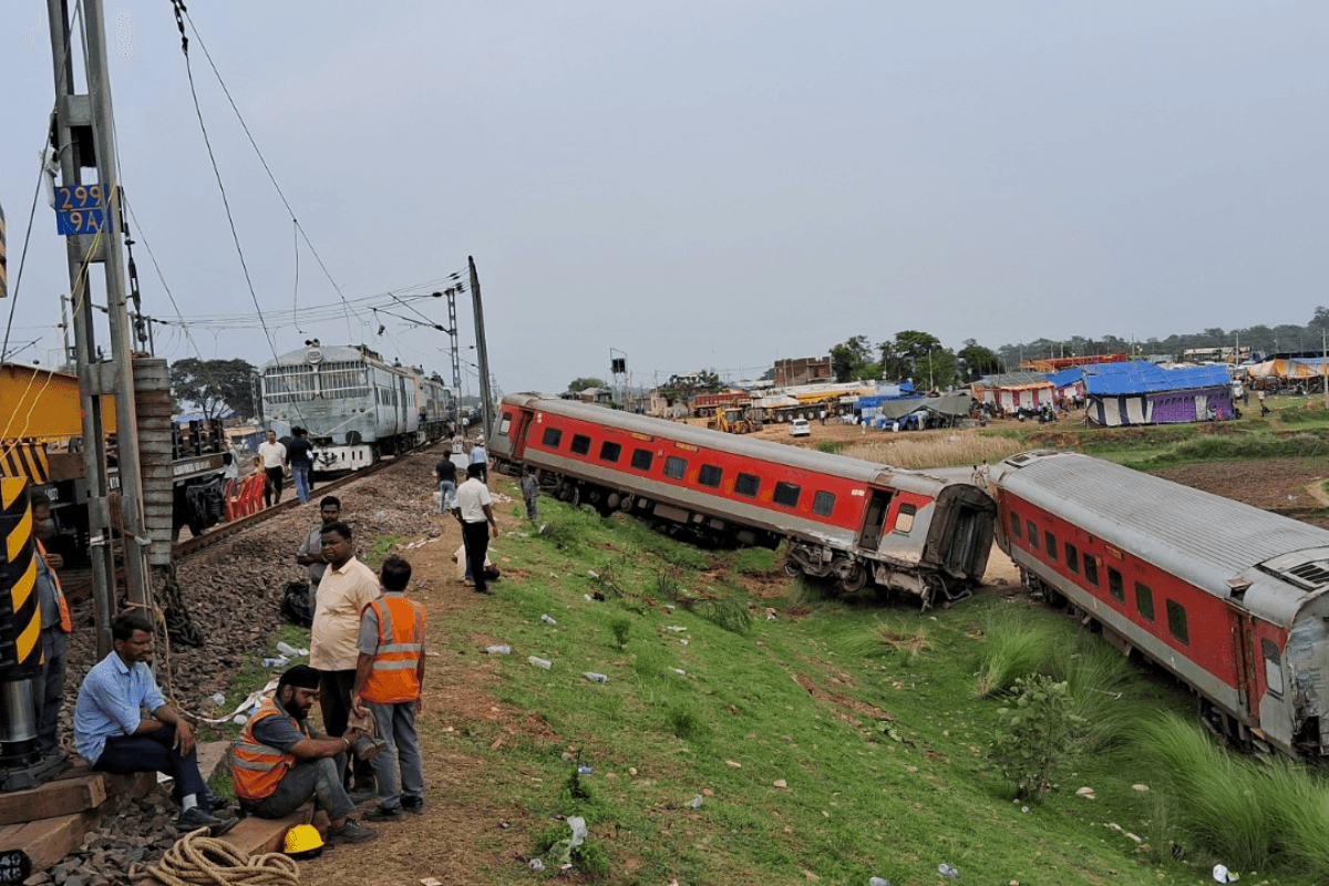 Jharkhand Train Accident: 60 घंटों की कड़ी मशक्कत के बाद तीनों लाइन में शुरू हुआ रेल परिचालन