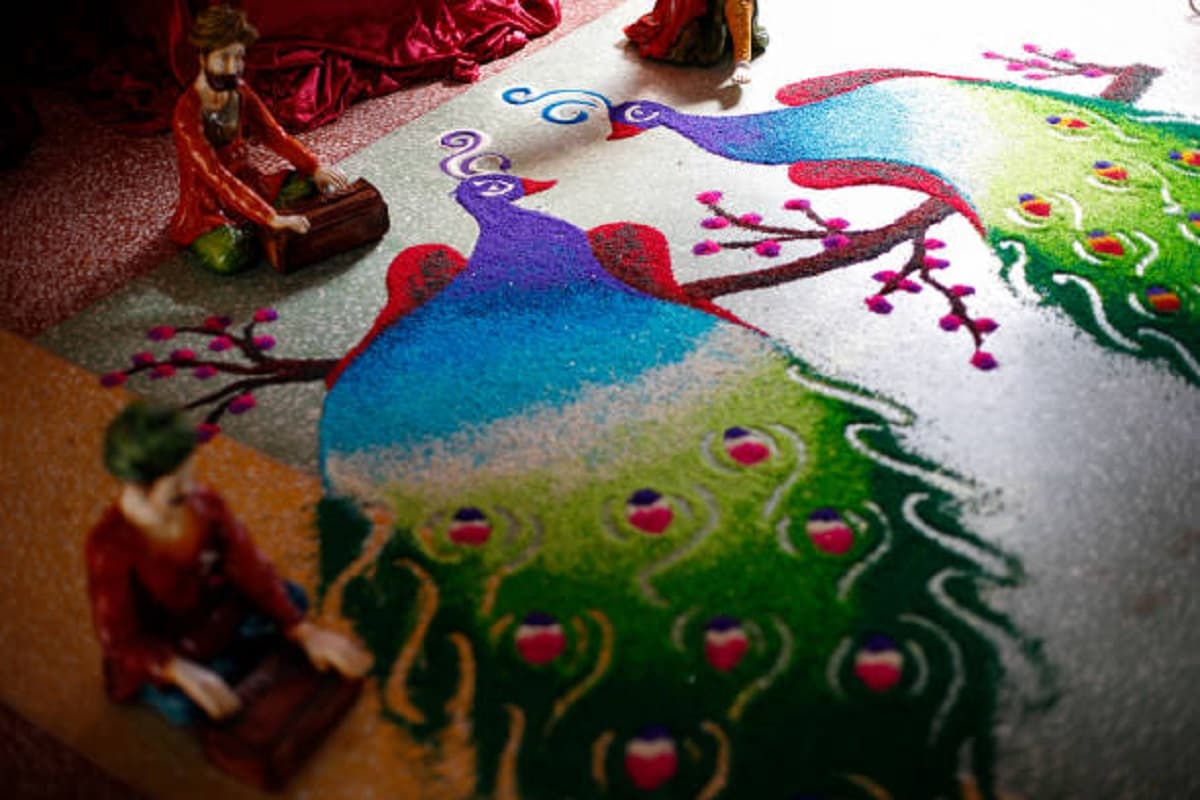 Janmashtami Peacock Rangoli Design: इस जन्माष्टमी, कृष्ण के प्रिय मोर के डिजाइन वाली यह रंगोली अवश्य बनाएं