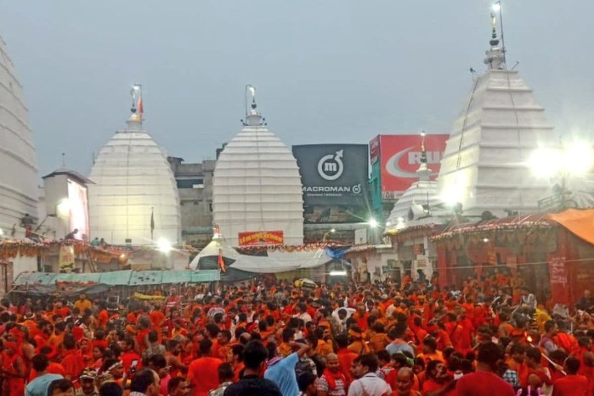 देवघर के बाबा मंदिर में अब तक 43 लाख से अधिक लोगों ने किया जलार्पण, लेजर शो बना आकर्षण का केंद्र