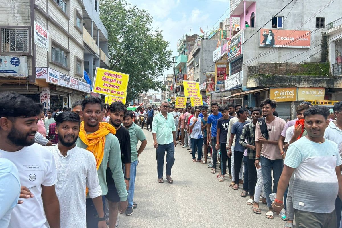 बांग्लादेश में हिंदुओं पर हो रहे अत्याचार के खिलाफ गिरिडीह में प्रदर्शन, कई इलाकों की दुकानें बंद