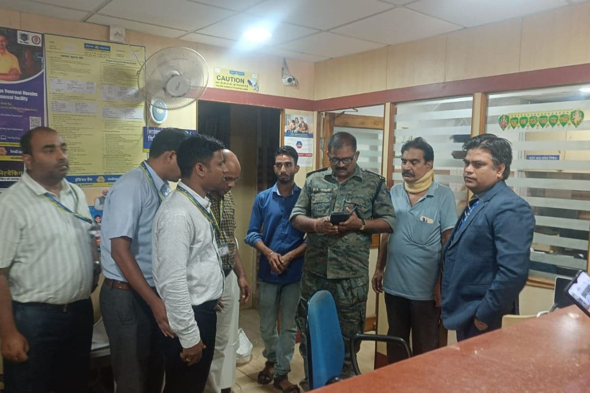 झारखंड: दुमका में इंडियन बैंक ब्रांच से 20 लाख रुपये की लूट, पांच अपराधियों ने दिया घटना को अंजाम