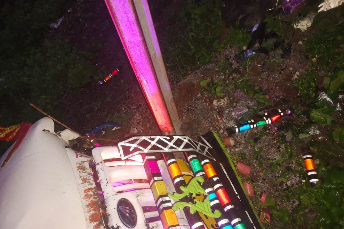 Jharkhand News: लातेहार में बड़ा हादसा, कांवड़ियों की गाड़ी बिजली पोल से टकरायी, पांच की मौत