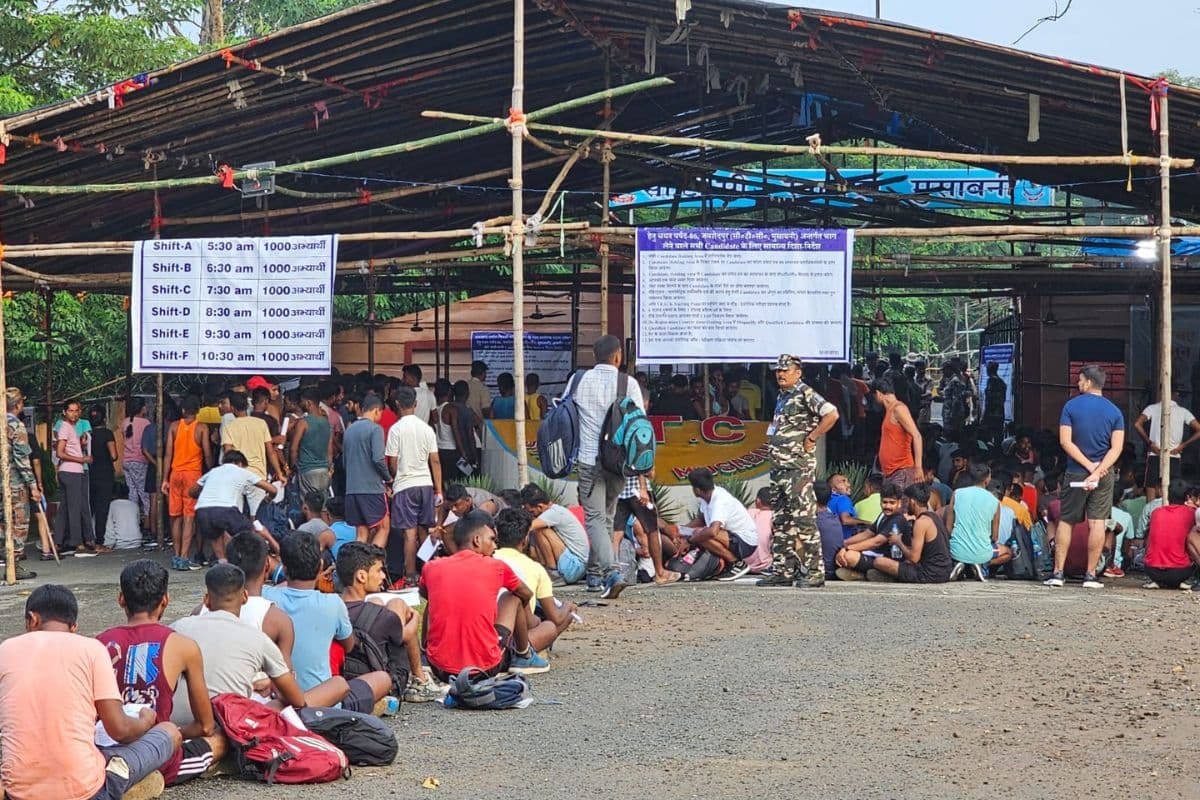 पूर्वी सिंहभूम में बेरोजगारी का आलम : उत्पाद सिपाही के बहाली स्थल के आसपास की सरकारी जमीन पर ही खोल ली दुकान