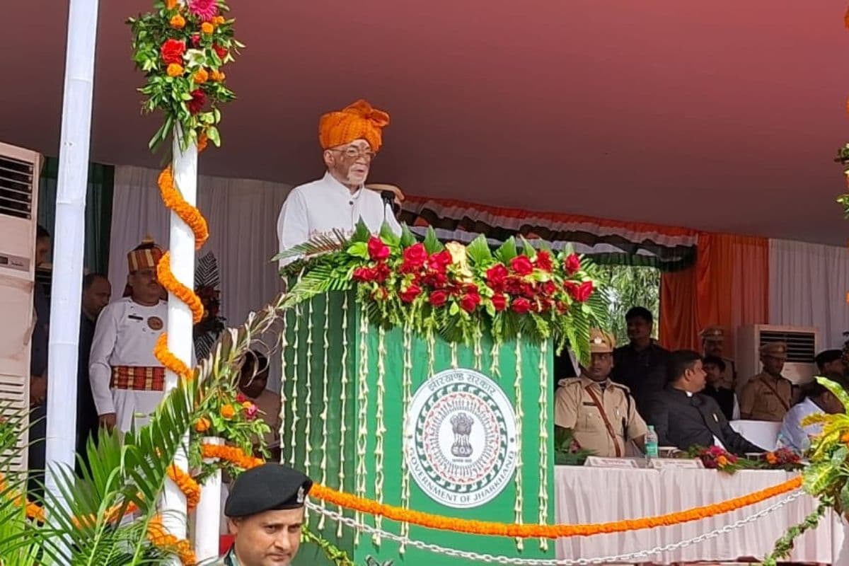 Independence Day: दुमका में राज्यपाल संतोष गंगवार ने किया झंडोत्तोलन, लोगों को दिया ये संदेश