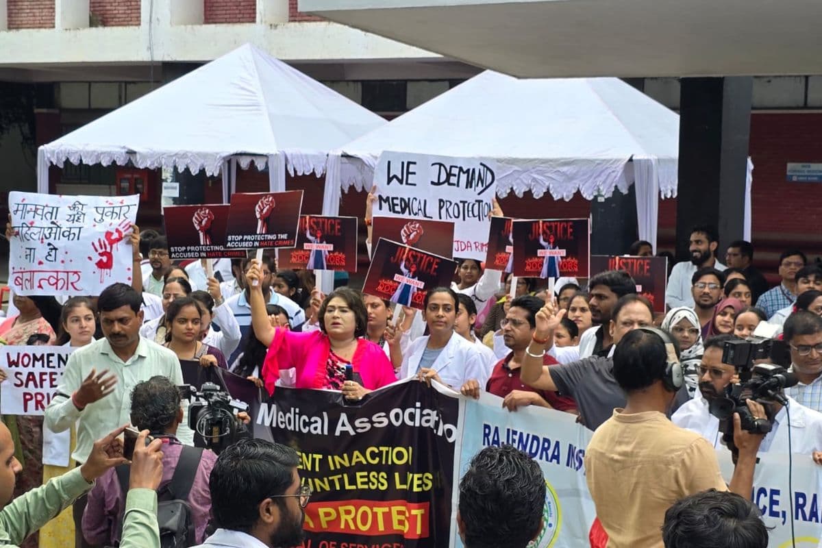 Kolkata Doctor Case: सदर अस्पताल और रिम्स के बाहर डॉक्टरों ने किया प्रदर्शन, राज्य सरकार से रखी ये मांग
