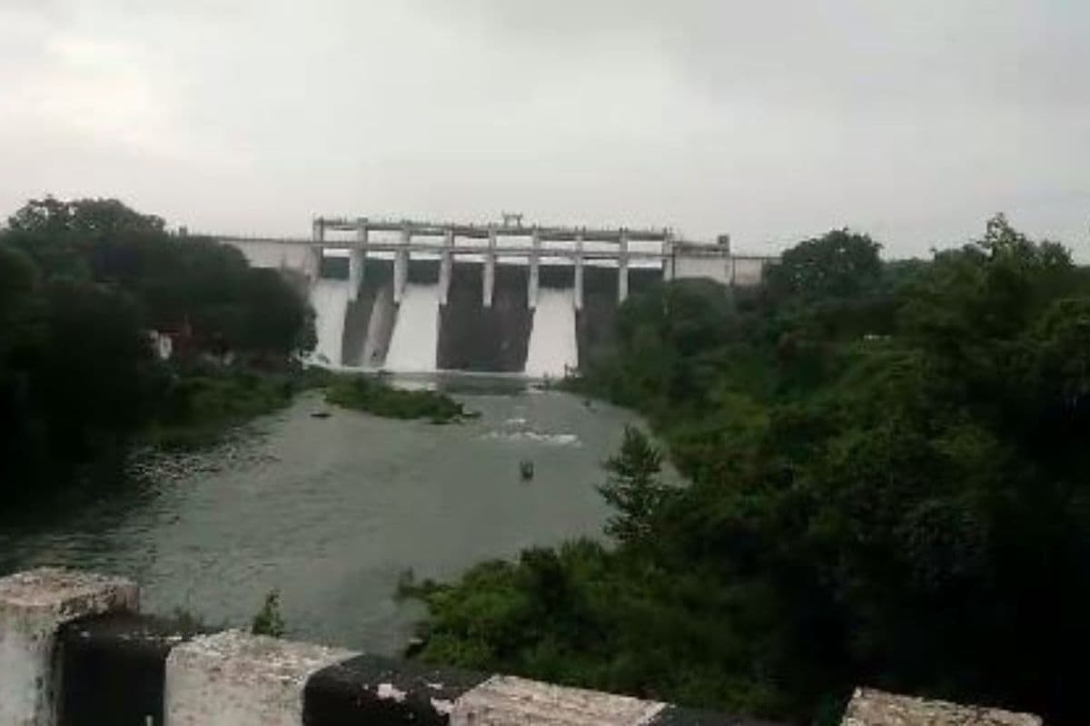 लगातार बढ़ रहा है पतरातू डैम का जलस्तर, तीन फाटक खोल किया जा रहा जलनिकासी का काम