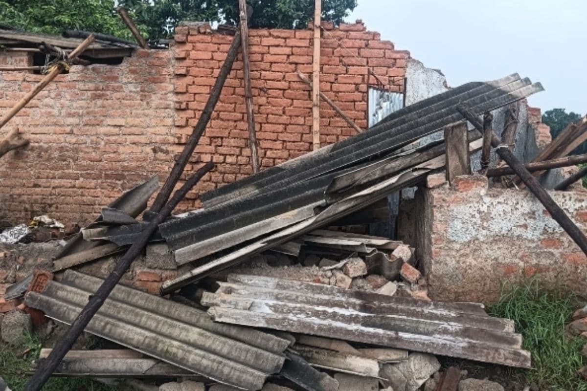 लोहरदगा में हाथियों का आतंक, दो ग्रामीणों के घरों को तोड़ा, घर में रखे सामान को भी खा गये