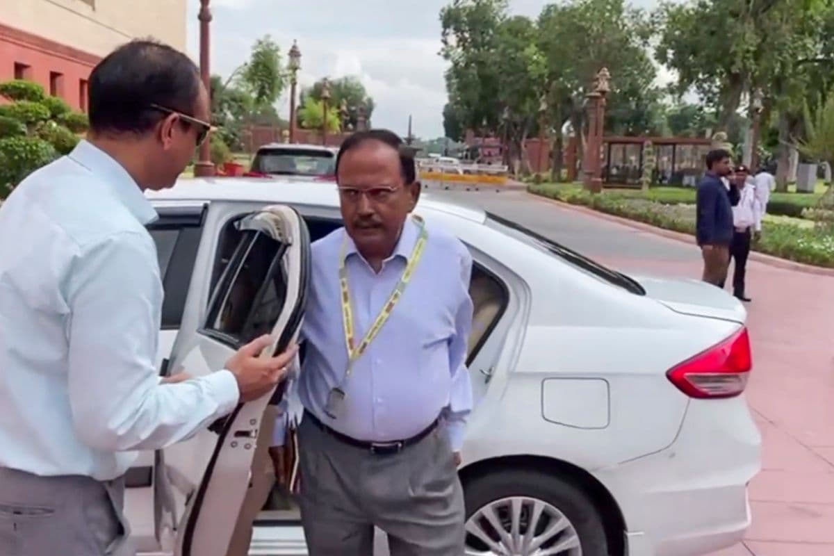 Bangladesh Crisis: बांग्लादेश के हालात पर अमित शाह ने की बड़ी बैठक, संसद में गृह मंत्री से मिले NSA अजीत डोभाल