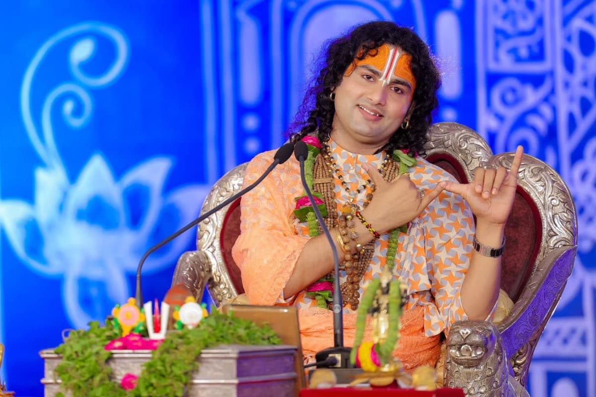 Bigg Boss 18 में भाग लेने पर अनिरुद्धाचार्य महाराज ने तोड़ी चुप्पी, कहा- करोड़ों रुपये की बड़ी रकम…