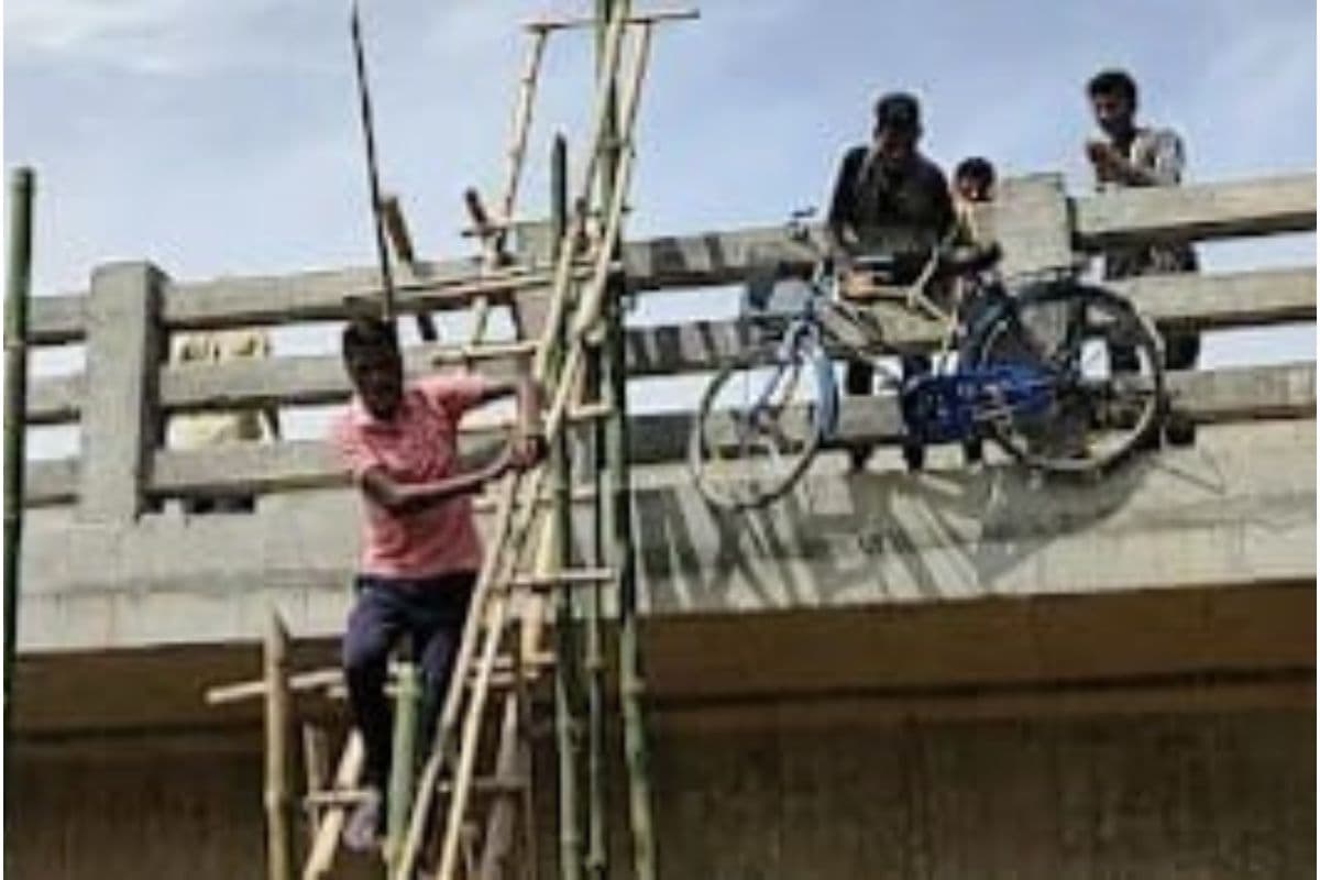 West Bengal : अजय नदी पर बन रहे सेतु से जान जोखिम में डाल कर आवाजाही कर रहे हैं लोग