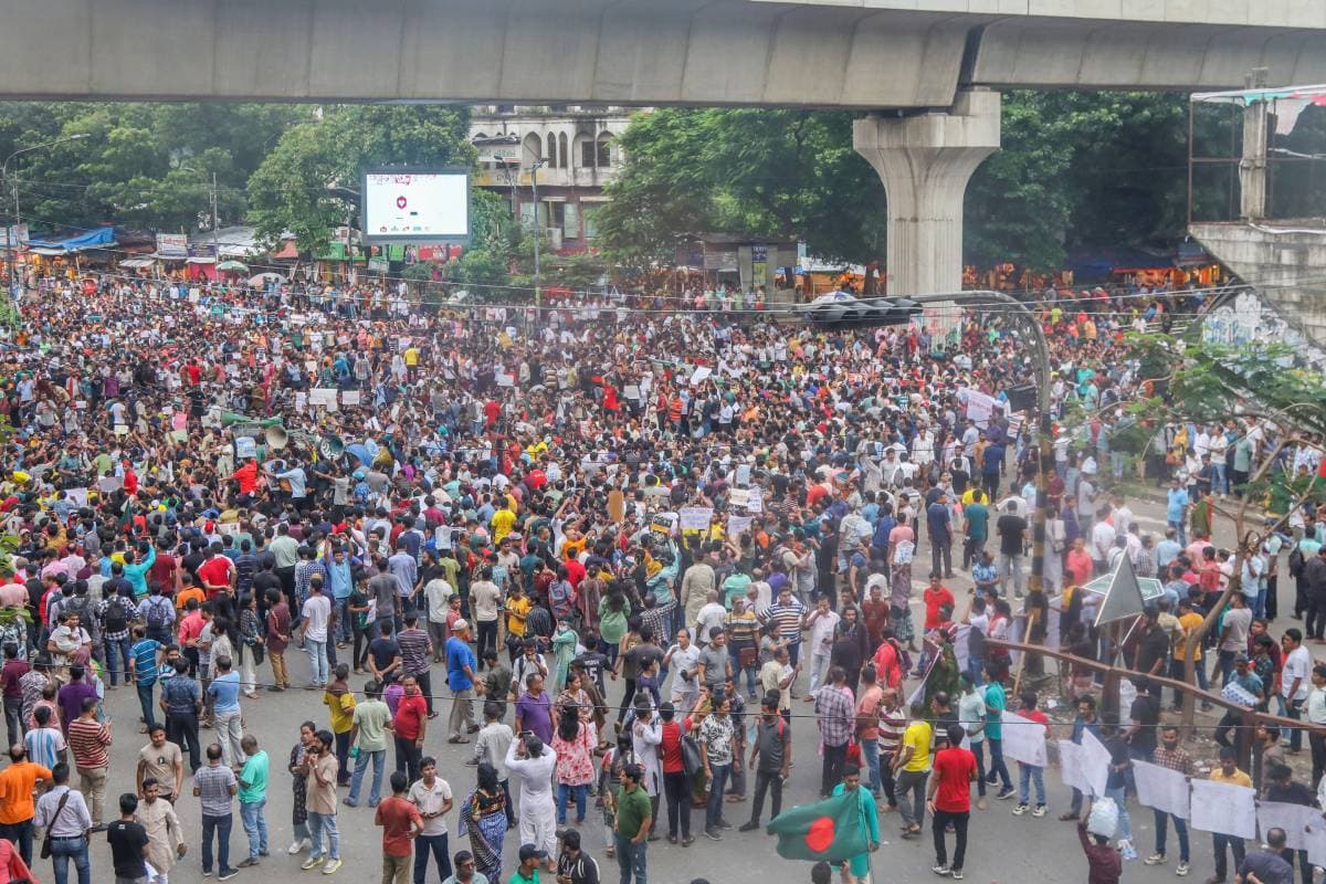 Bangladesh News: बांग्लादेश में फिर भड़की हिंसा, ढाका में भिड़े छात्र और अंसार के सदस्य