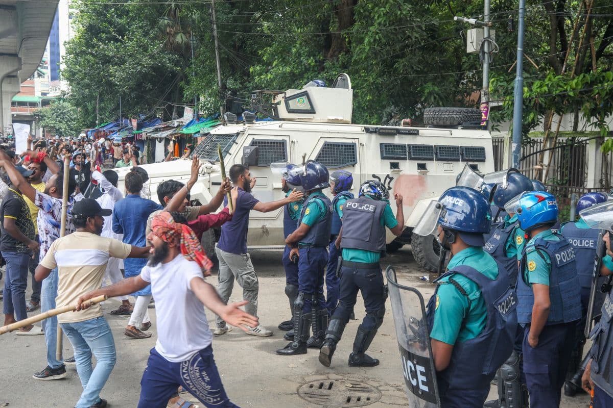Bangladesh Violence Update: ढाका से 190 भारतीय दूतावास कर्मचारी भारत लौटे, 30 अभी भी फंसे