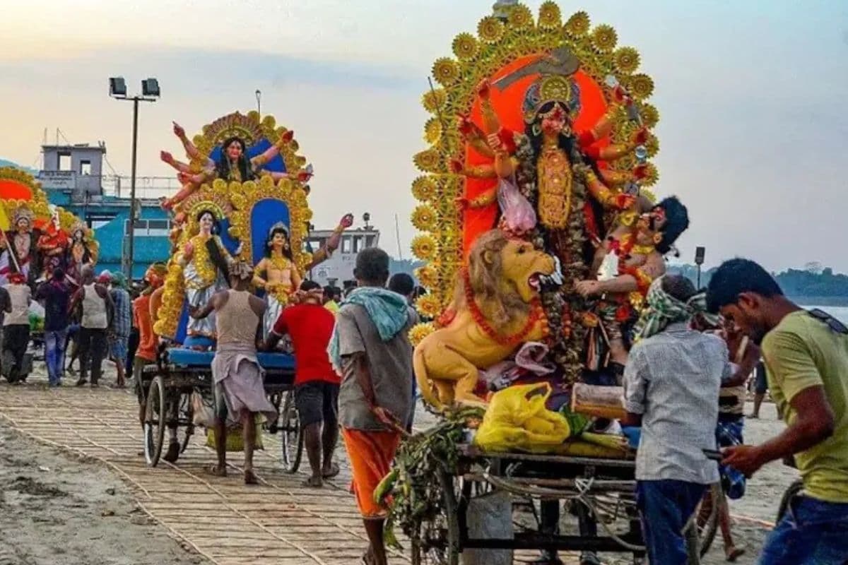 Bangladesh Violence Update: हिंदुओं के विरोध के बाद बैकफुट पर आई बांग्लादेश सरकार, दुर्गा पूजा पर छुट्टी  