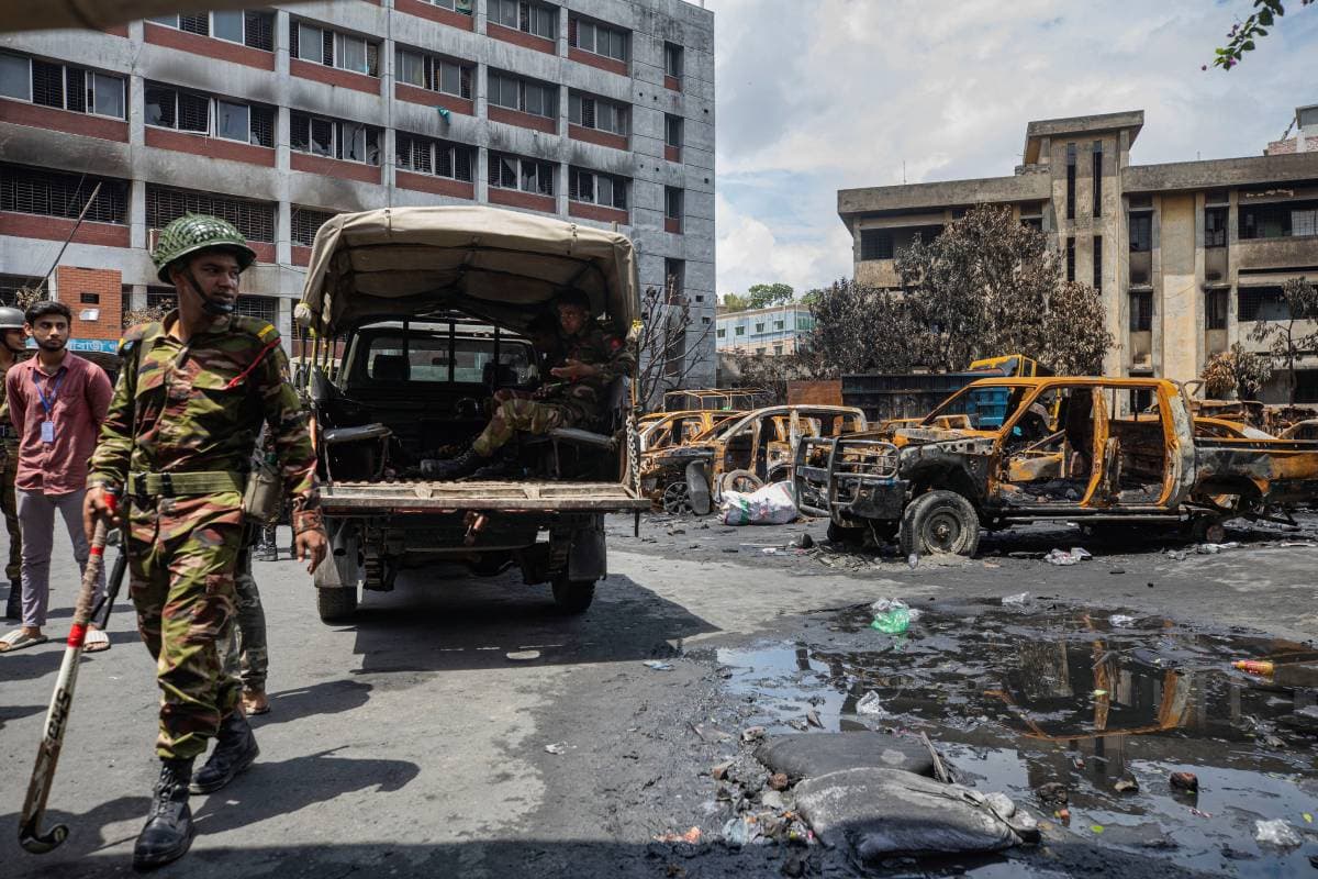 Bangladesh Violence : बांग्लादेश में सेना की गाड़ी में लगा दी गई आग, फायरिंग में बच्चे को लगी गोली