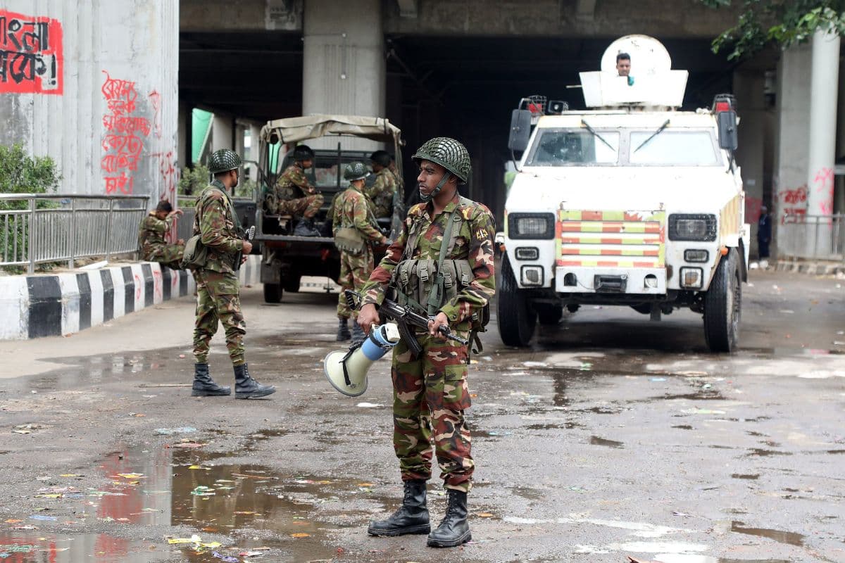 Bangladesh Violence: बांग्लादेश में सेना बनाएगी अंतरिम सरकार, प्रदर्शनकारियों पर गोली नहीं चलाने की अपील