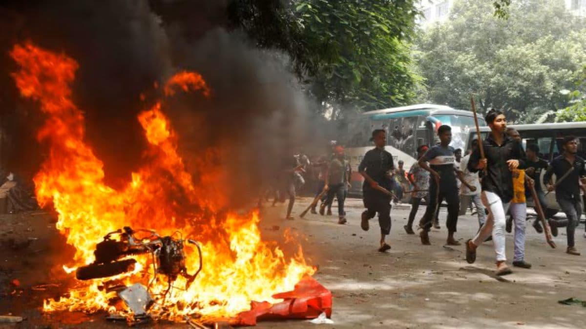 Bangladesh Student Protest: मौत के आंकड़ों से सहम गए लोग, देशभर में कर्फ्यू, एक ही थाने में मारे गए 13 पुलिसकर्मी