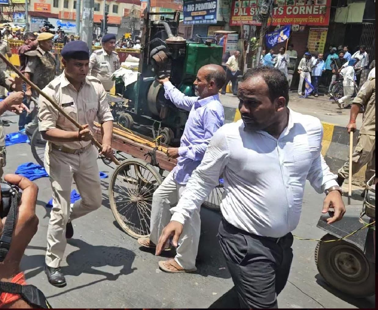 Bharat Bandh: भारत बंद में SDM साहेब के साथ हो गया खेला, देखिए वीडियो...