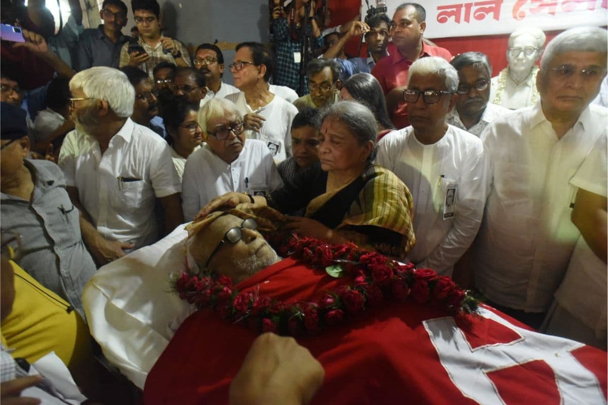 Buddhadeb Bhattacharjee : माकपा के दिग्गज नेता बुद्धदेव भट्टाचार्य को नम आंखों से दी गयी अंतिम विदाई, उमड़ा जनशैलाब