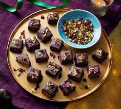 Raksha Bandhan Sweets: इस राखी घर पर बनाएं टेस्टी चॉकलेट की ये बर्फी, आप भी करें ट्राई