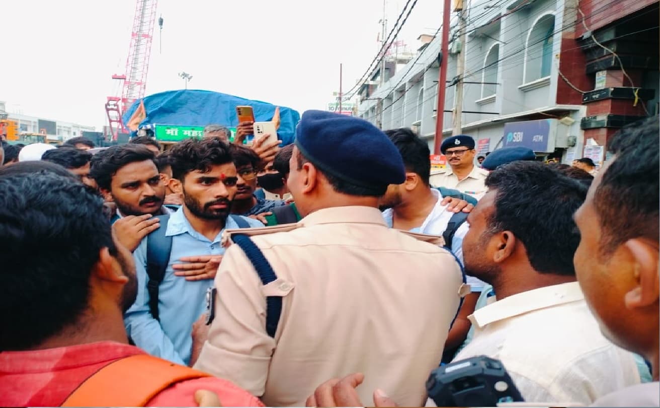 पटना: कॉलेज ऑफ कॉमर्स में एडमिशन लिस्ट जारी करने की मांग को लेकर छात्र-छात्राओं का हंगामा
