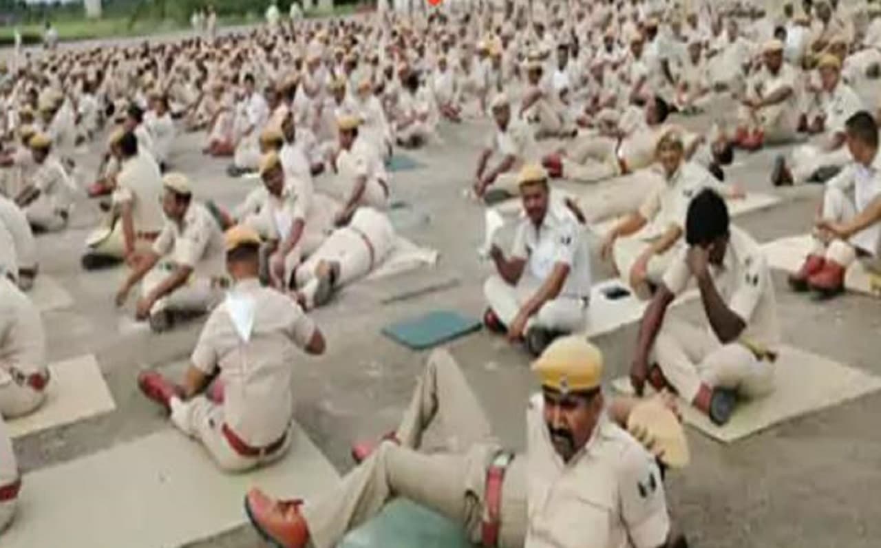 सुपौल में भूख हड़ताल पर बैठे एक हजार जवान, खराब खाना देने के आरोपी कमांडेंट को हटाने की मांग