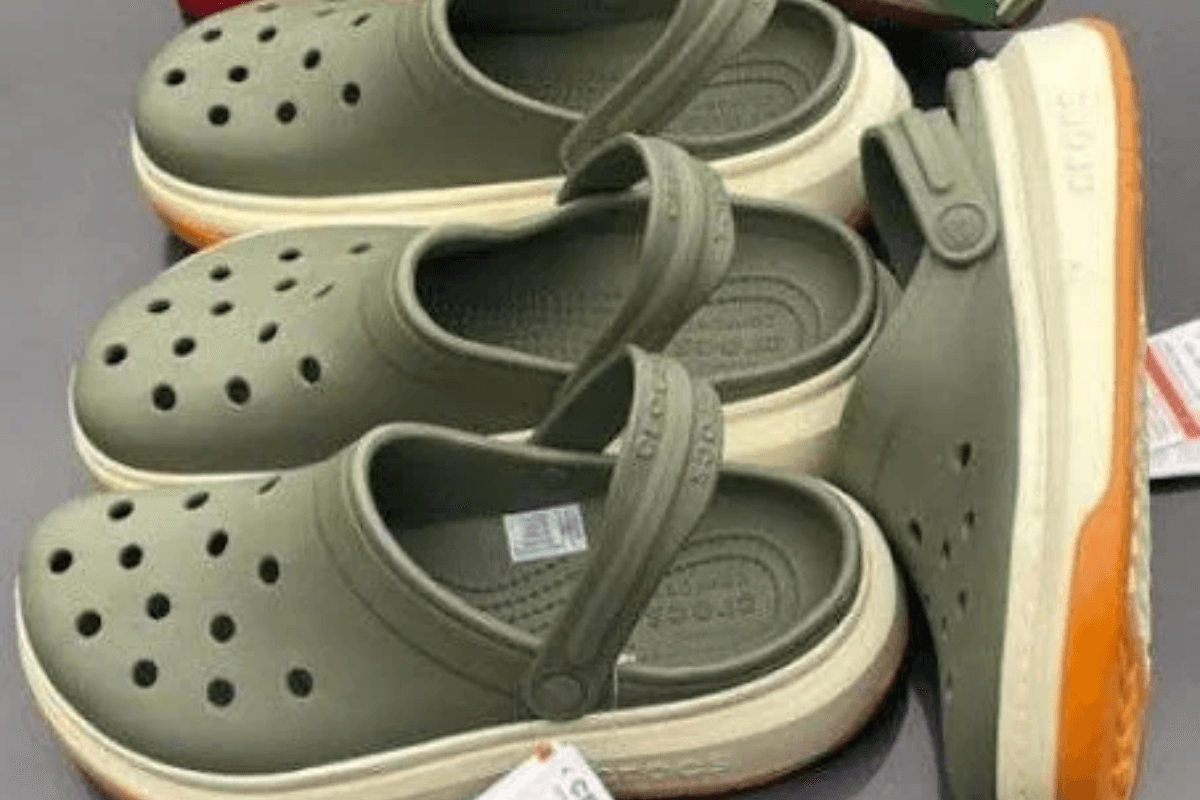 Benefits of Wearing Crocs: अब जूते की जगह अपनायें ये स्टाइलिश क्रॉक्स, चाहे धूप हो या बारिश हर कदम पर देंगे आपका साथ