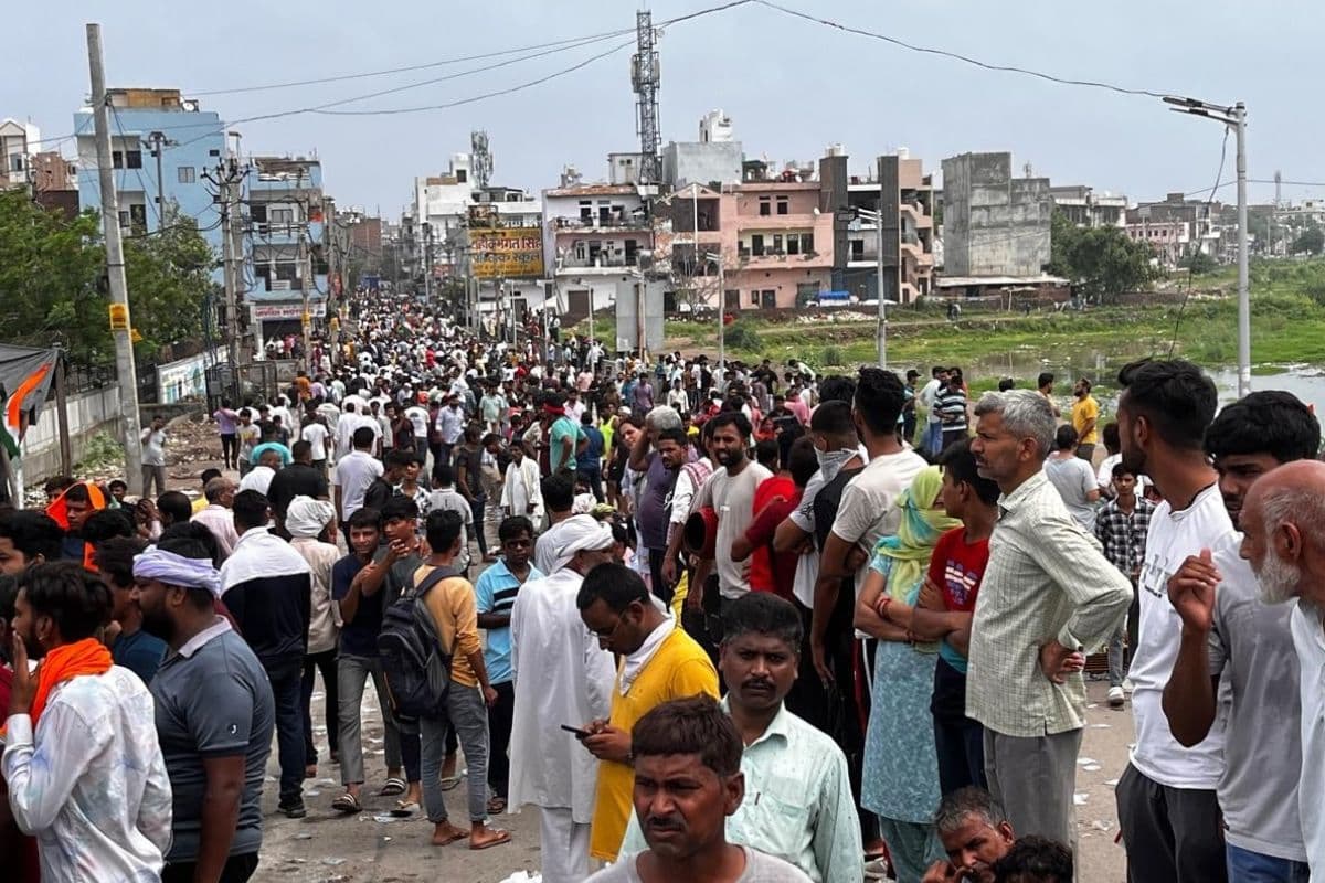 Delhi MCD Action: दिल्ली के भलस्वा में अवैध निर्माण पर नगर निगम का बुलडोजर एक्शन, लोगों ने किया विरोध