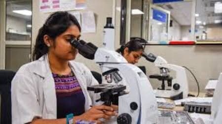 Sarkari Naukri: बिहार के पारा मेडिकल संस्थानों में पढ़ाई का रास्ता साफ, बहाल होंगे गेस्ट टीचर और डिमोंस्ट्रेटर