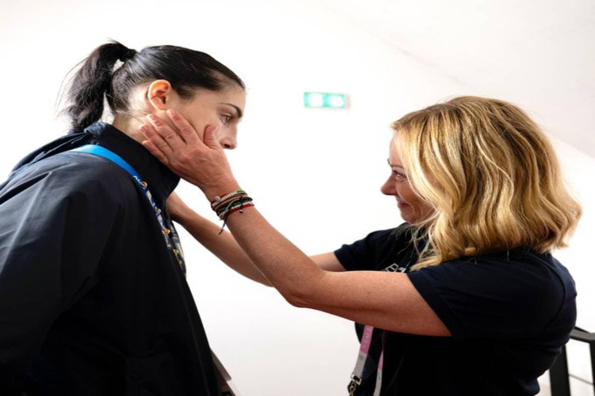 ट्रांसजेंडर विवाद के बीच पीएम मोदी की दोस्त ने की एंजेला कैरिनी से मुलाकात