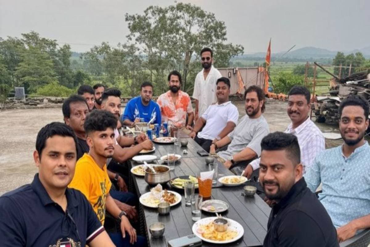 MS Dhoni ने दोस्तों संग ढ़ाबे पर उठाया भोजन का लुत्फ, मौज-मस्ती करते आए नजर