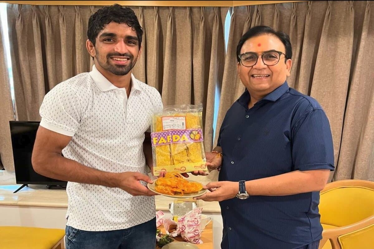 तारक मेहता के जेठालाल उर्फ ​​दिलीप जोशी ने ओलंपिक पदक विजेता अमन सहरावत से की मुलाकात, गिफ्ट किया 'जलेबी फाफड़ा'